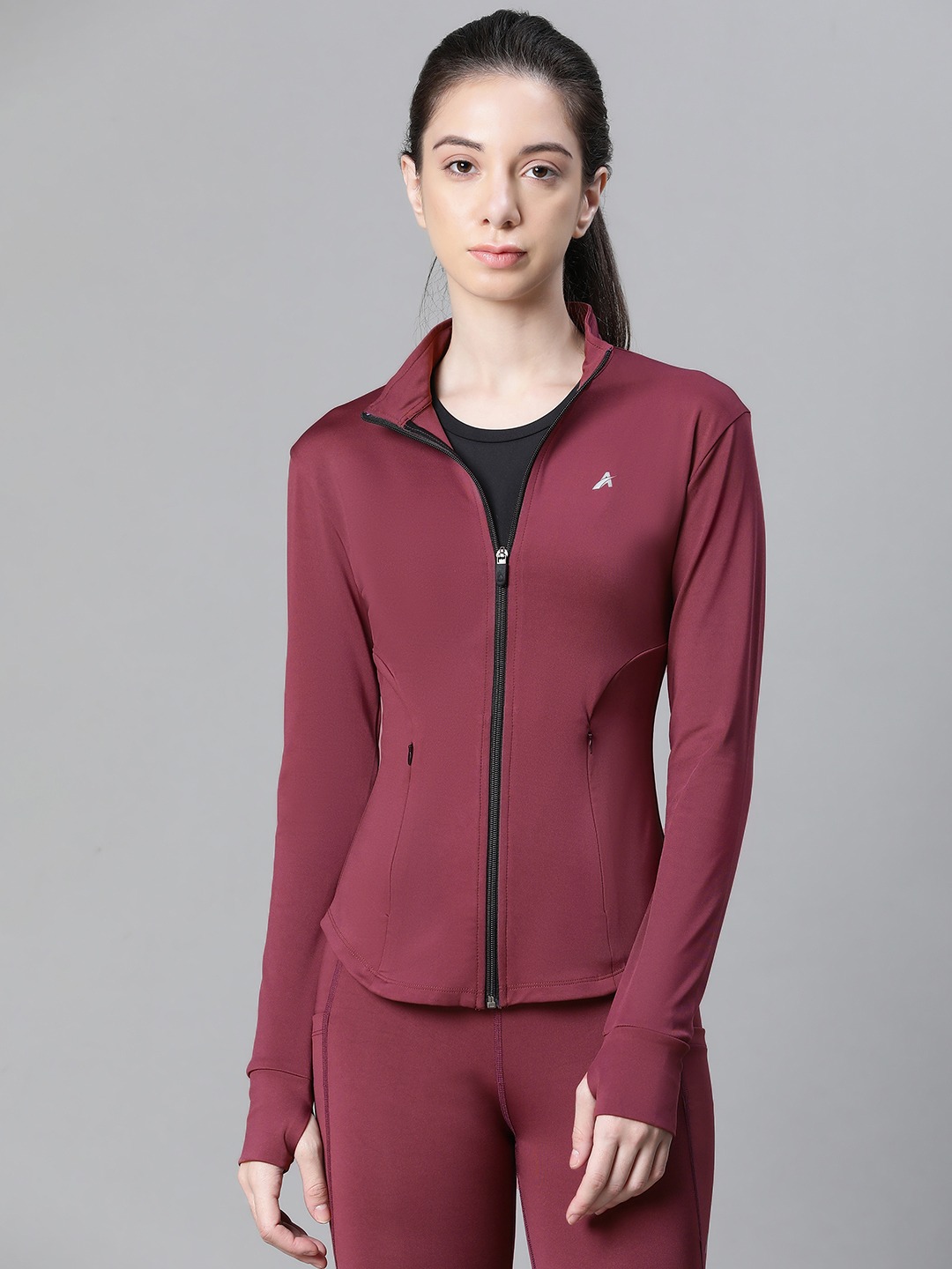 Square-Collar Yoga Set – Long-Sleeve Crop & Flare